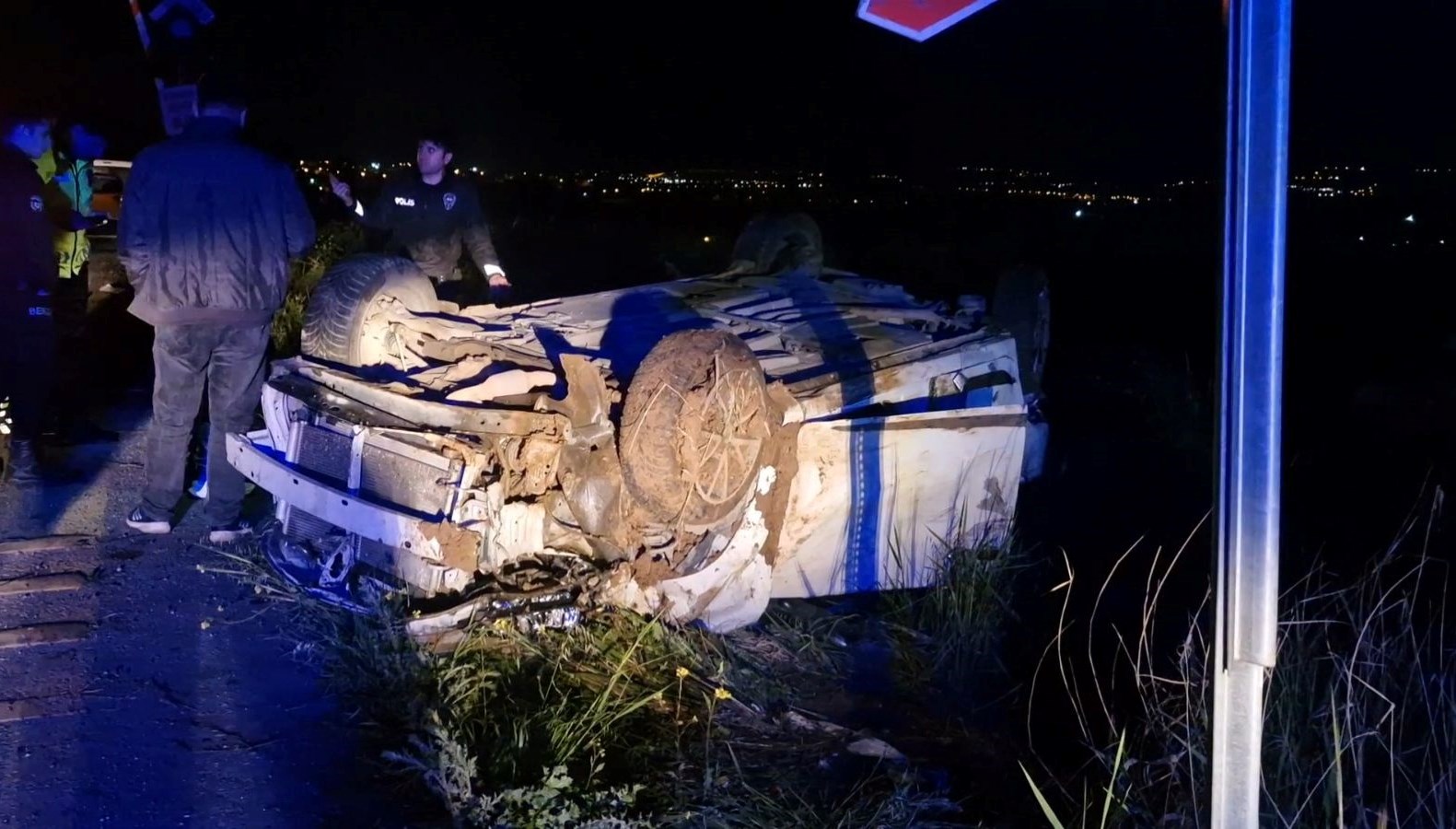 araba sarampole devrildi 1 meyyit 3 yarali Cc8C3tVh