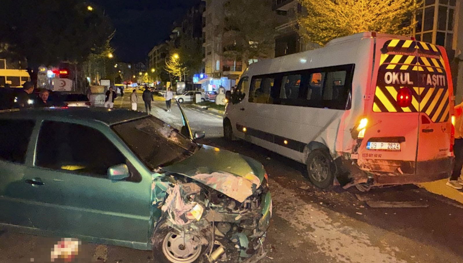 araba servis minibusune carpti 6 yarali Xq7VllsL