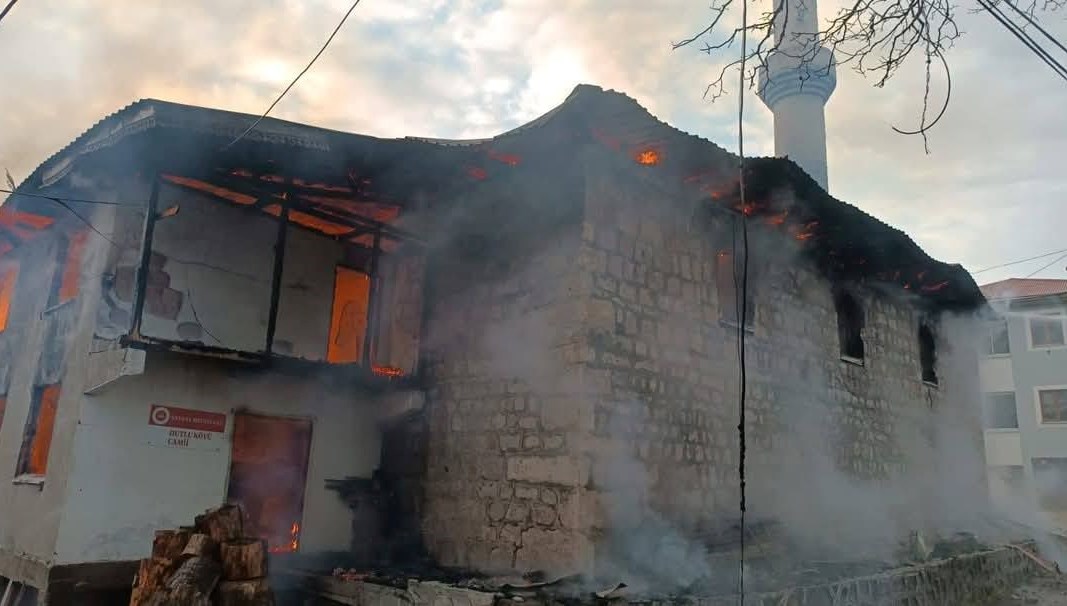 Artvin'de Alevler Yuttuğu Evler: Dört Yuva Küller Altında 71 artvinde yangin dort mesken kule dondu TPF6fjaZ