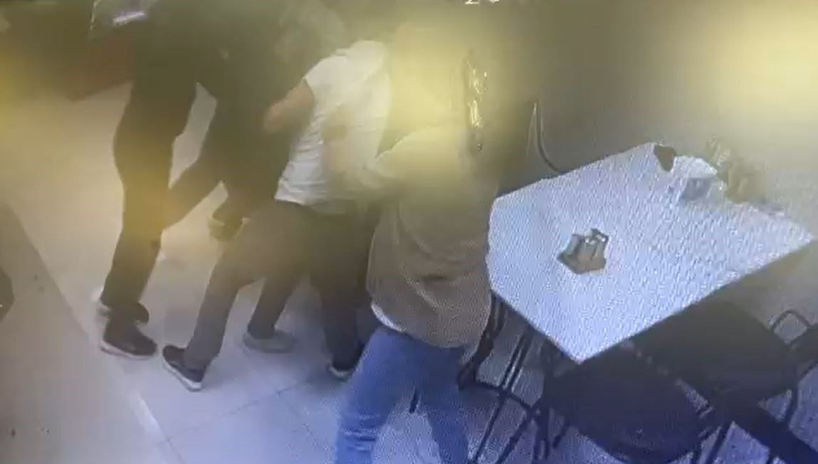 Atağa uğrayan genç, sığındığı işletmede bıçaklanarak öldü 71 ataga ugrayan genc sigindigi isletmede bicaklanarakoldu OsDunDF3