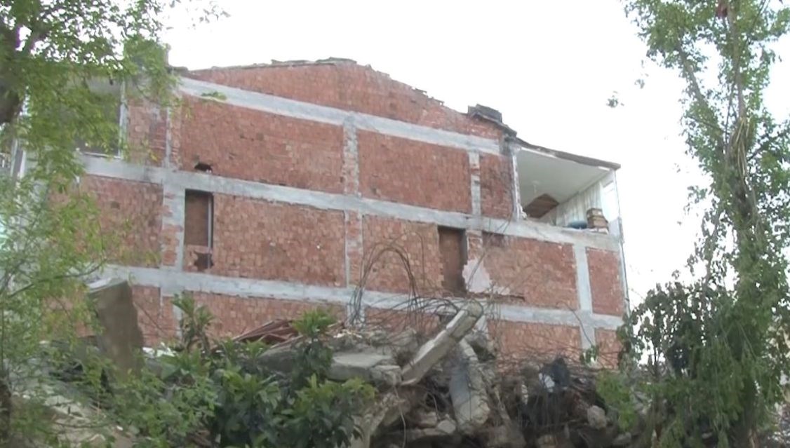 Avcılar'da değişik imaj: Bitişiğindeki binanın duvarını kullanıyormuş 71 avcilarda degisik imaj bitisigindeki binanin duvarini kullaniyormus VWd3w4iI