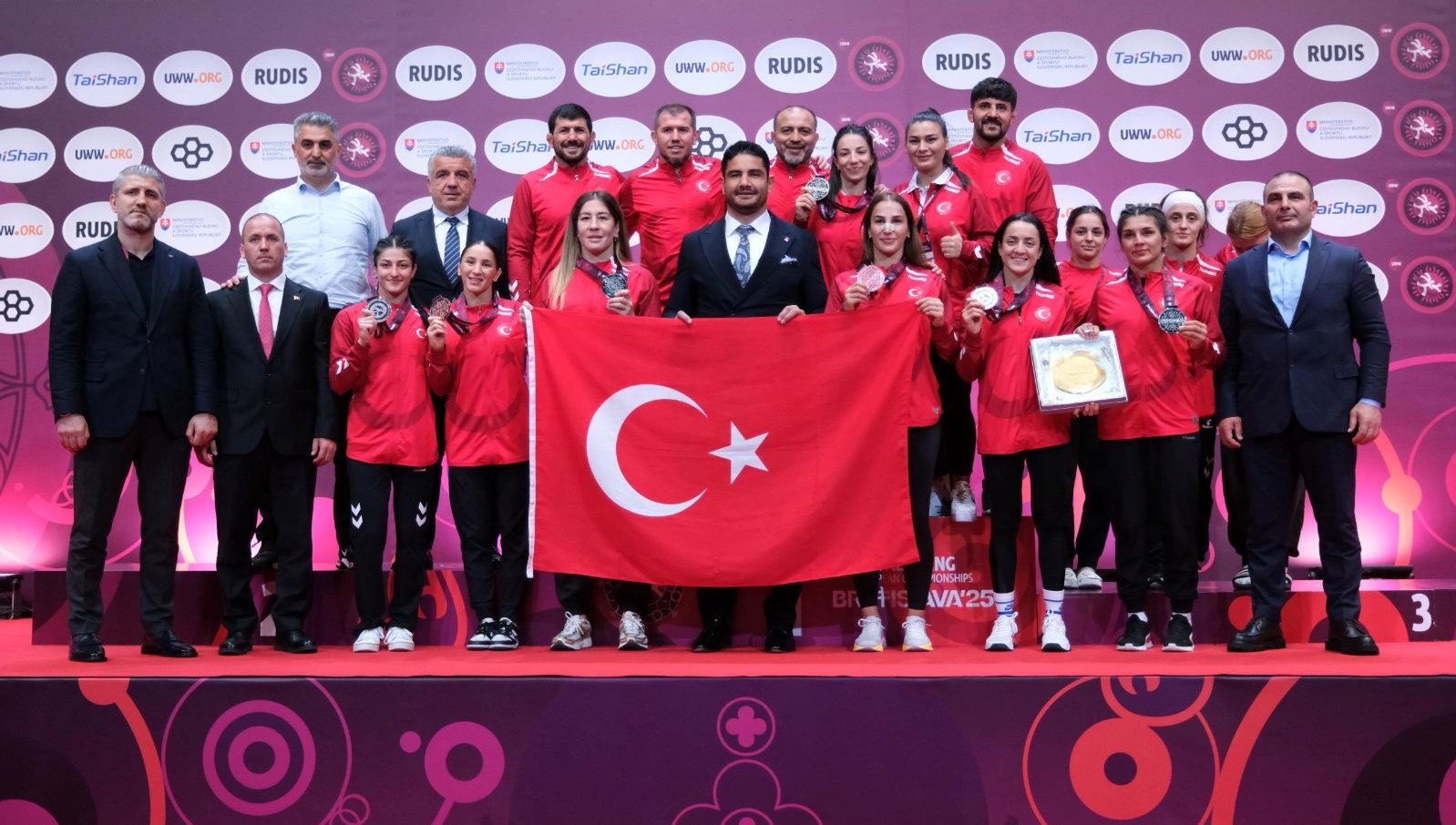 avrupa gures sampiyonasinda bayanlarda tarihi muvaffakiyet