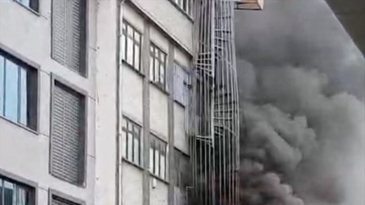 ayakkabi imalathanesinde korkutan yangin sultangazide buyuk panik