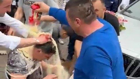 azap uzere latife sandalyeye bagladilar ketcapli mayonezli yumurtali damat zXTdd9Js