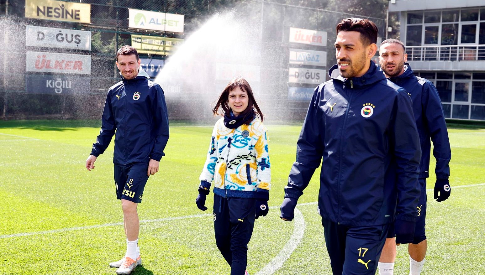 Aziz Yıldırım'ın kızı Yaz, Fenerbahçe idmanında 71 aziz yildirimin kizi yaz fenerbahce idmaninda lrQABwIO