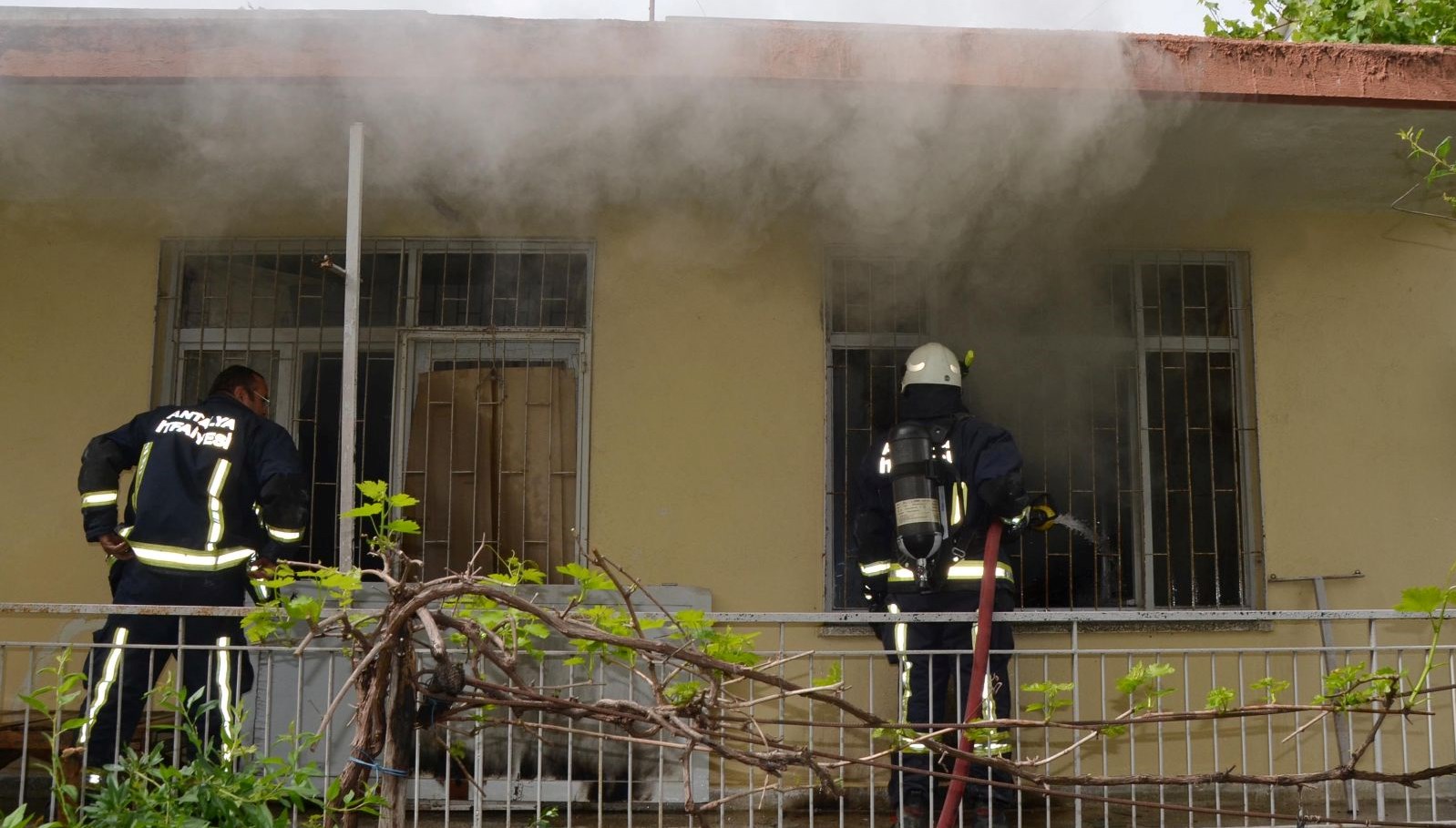 Öfkeli Kız Babasıyla Tartıştıktan Sonra Evi Ateşe Verdi! 71 babasina kizdi meskeni yakti 3bYTUpwM