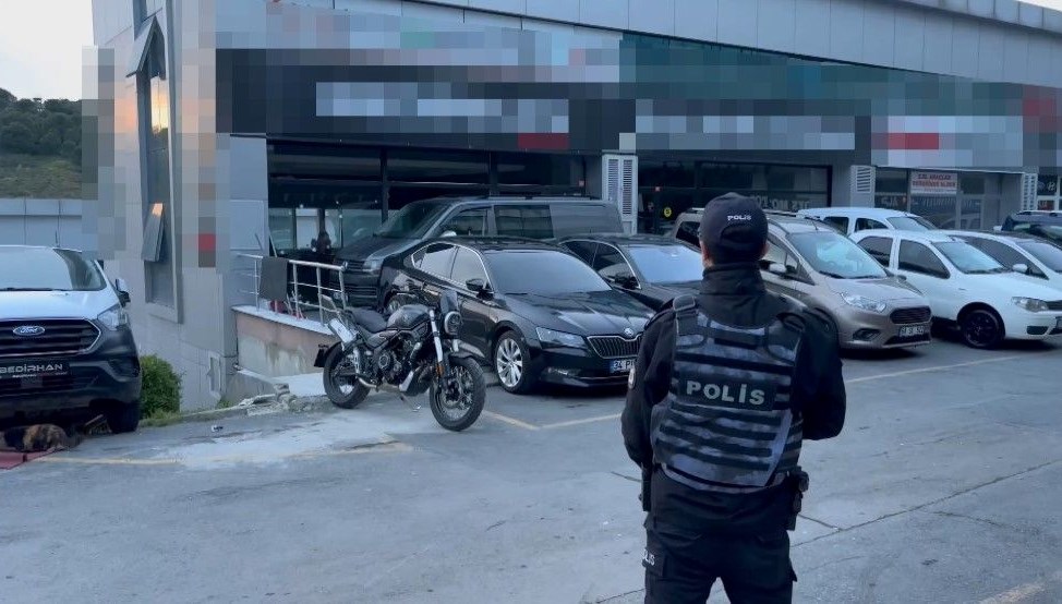 bagcilarda oto galeriye el imali patlayici atildi KXIBYe3u