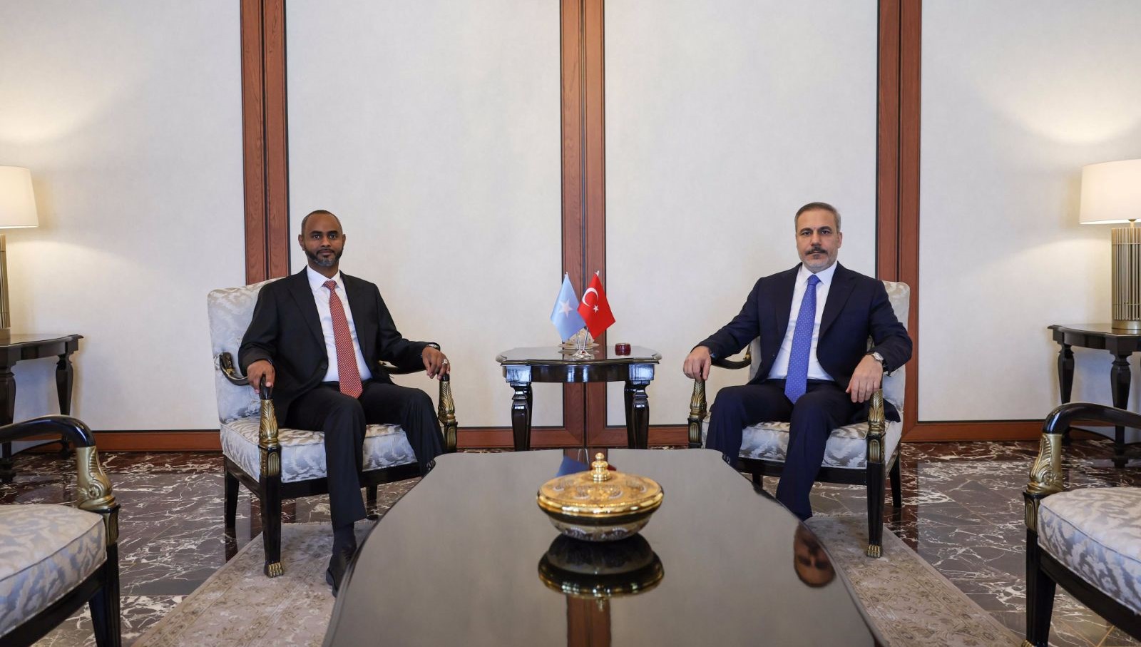 bakan fidan somalili bakan mohamed isik ile gorustu O5OQRHyd