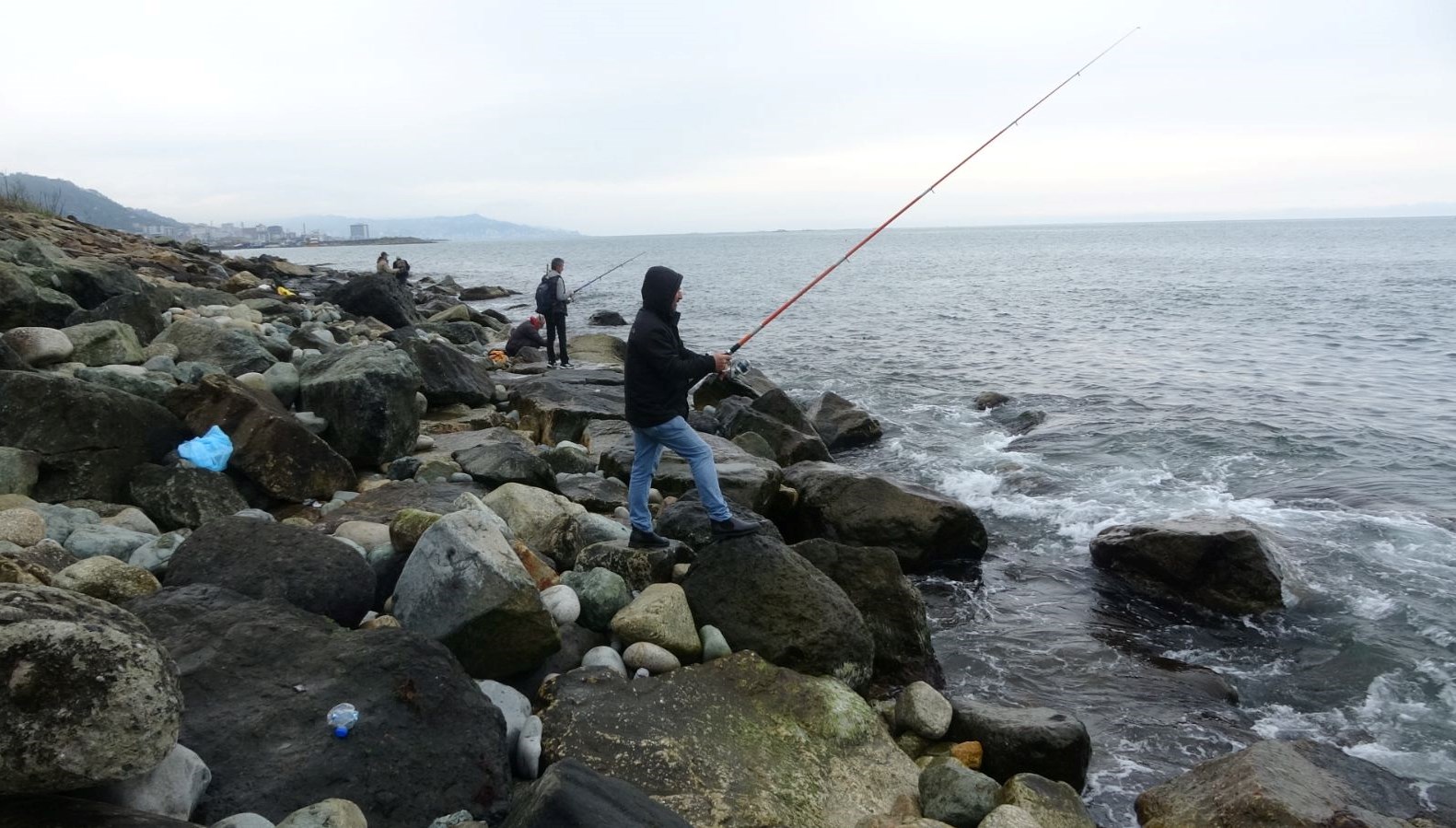 balik ciftligindeki 2 ton levrek denize dagildi balikcilar kiyiya kostu WXwPpKLL