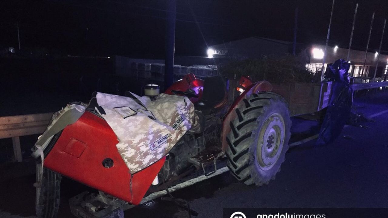 balikesirde feci kaza otomobil traktore carpti kKXe7bXi