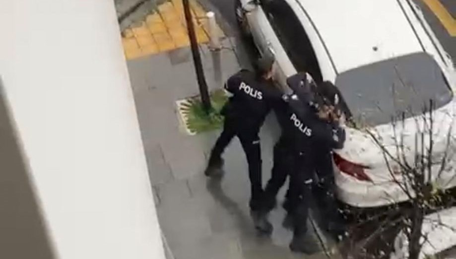 "Balkona neden izmarit attınız" dediler, kaldırım taşıyla komşuya saldırdılar 71 balkona neden izmarit attiniz dediler kaldirim tasiyla komsuya saldirdilar MSkL2pPz