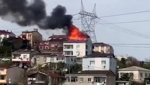 Başakşehir'de 4 katlı binanın çatı katında yangın 71 basaksehirde 4 katli binanin cati katinda yangin 1CdjbCf2