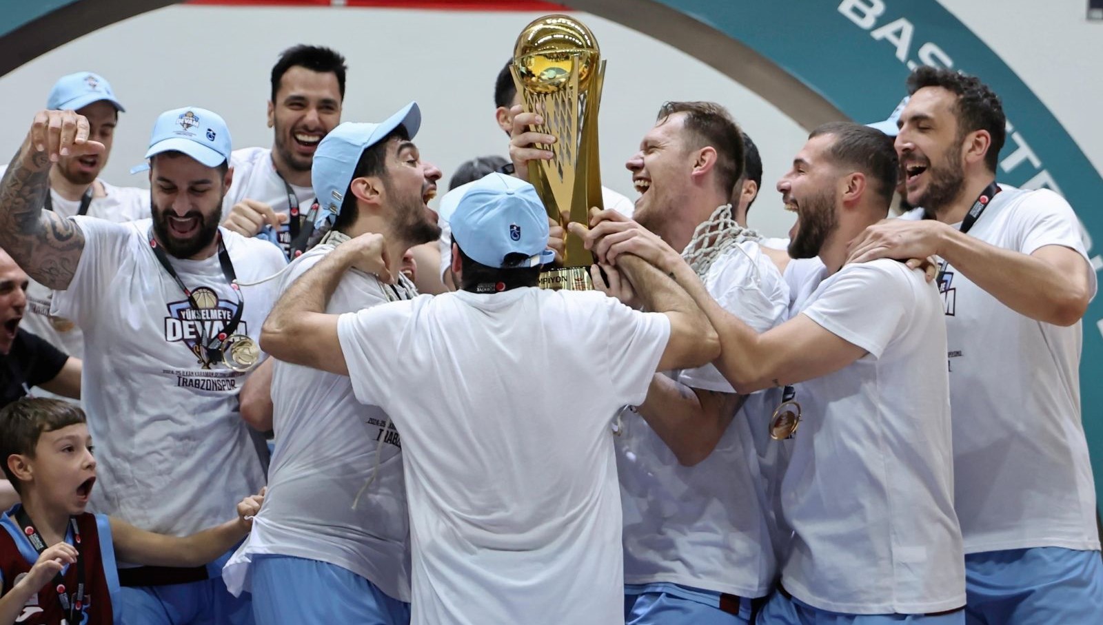 Basketbol Üstün Ligi’nde şampiyon olan Trabzonspor kupasını aldı 71 basketbol ustun liginde sampiyon olan trabzonspor kupasini aldi 2rpEYApL