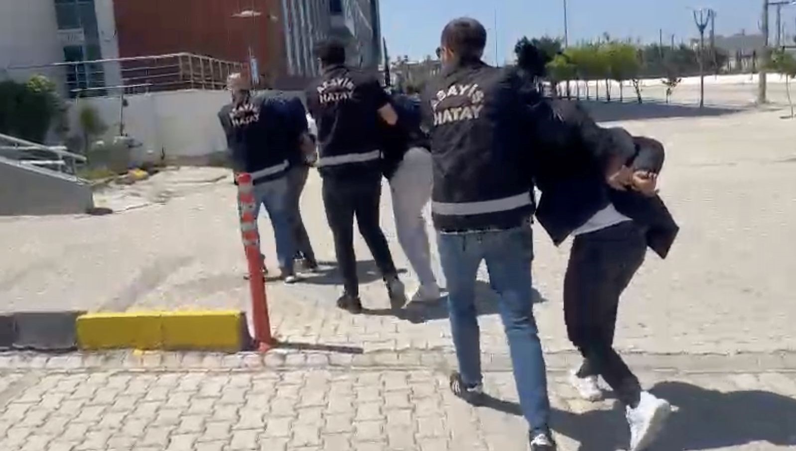 Berber dükkanına silahlı hücuma tutuklama 71 berber dukkanina silahli hucuma tutuklama 5BpfqSh6