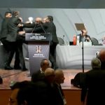 besiktas divan surasinda olay hasan arata yumruk lme5jOGk