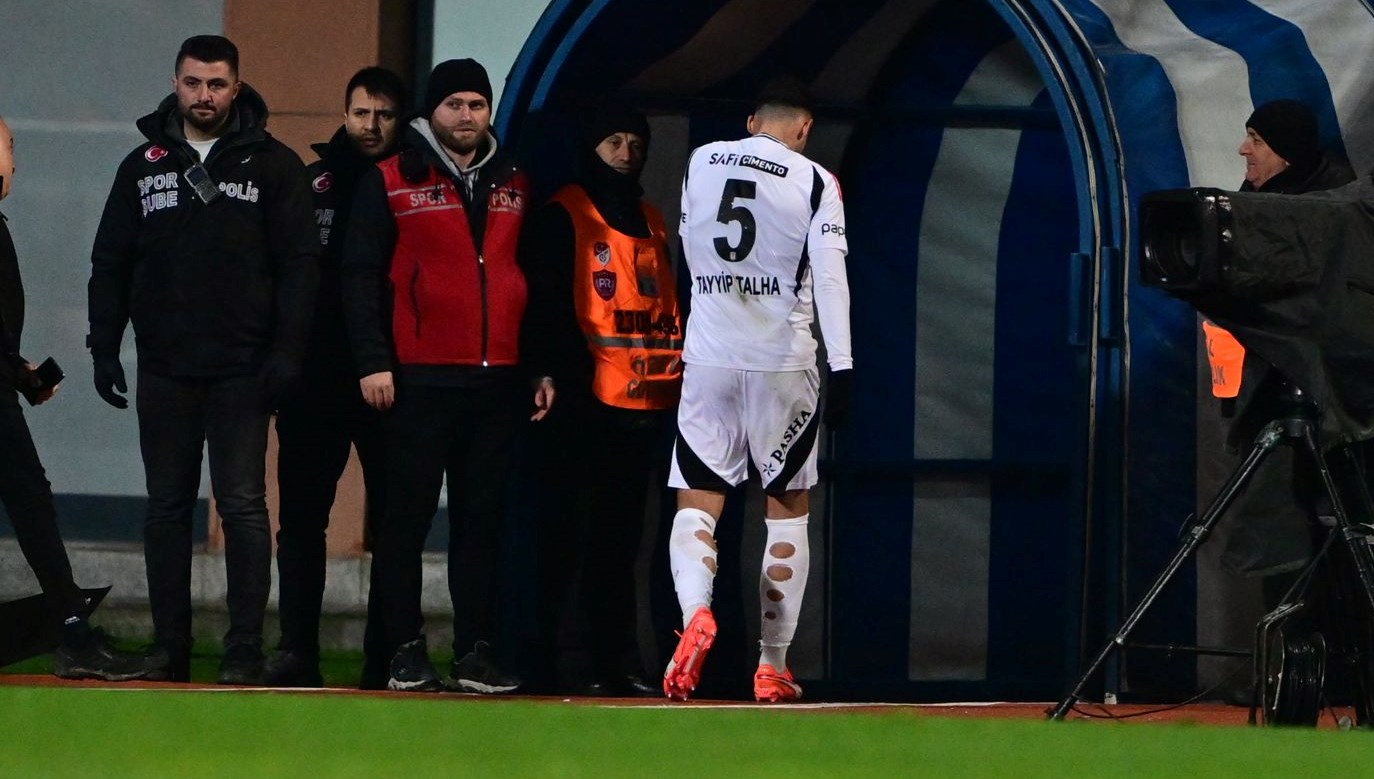 Beşiktaşlı Tayyip Talha 4 günde 2 kırmızı kart gördü 71 besiktasli tayyip talha4gunde 2 kirmizi kart gordu sAtYBbVz