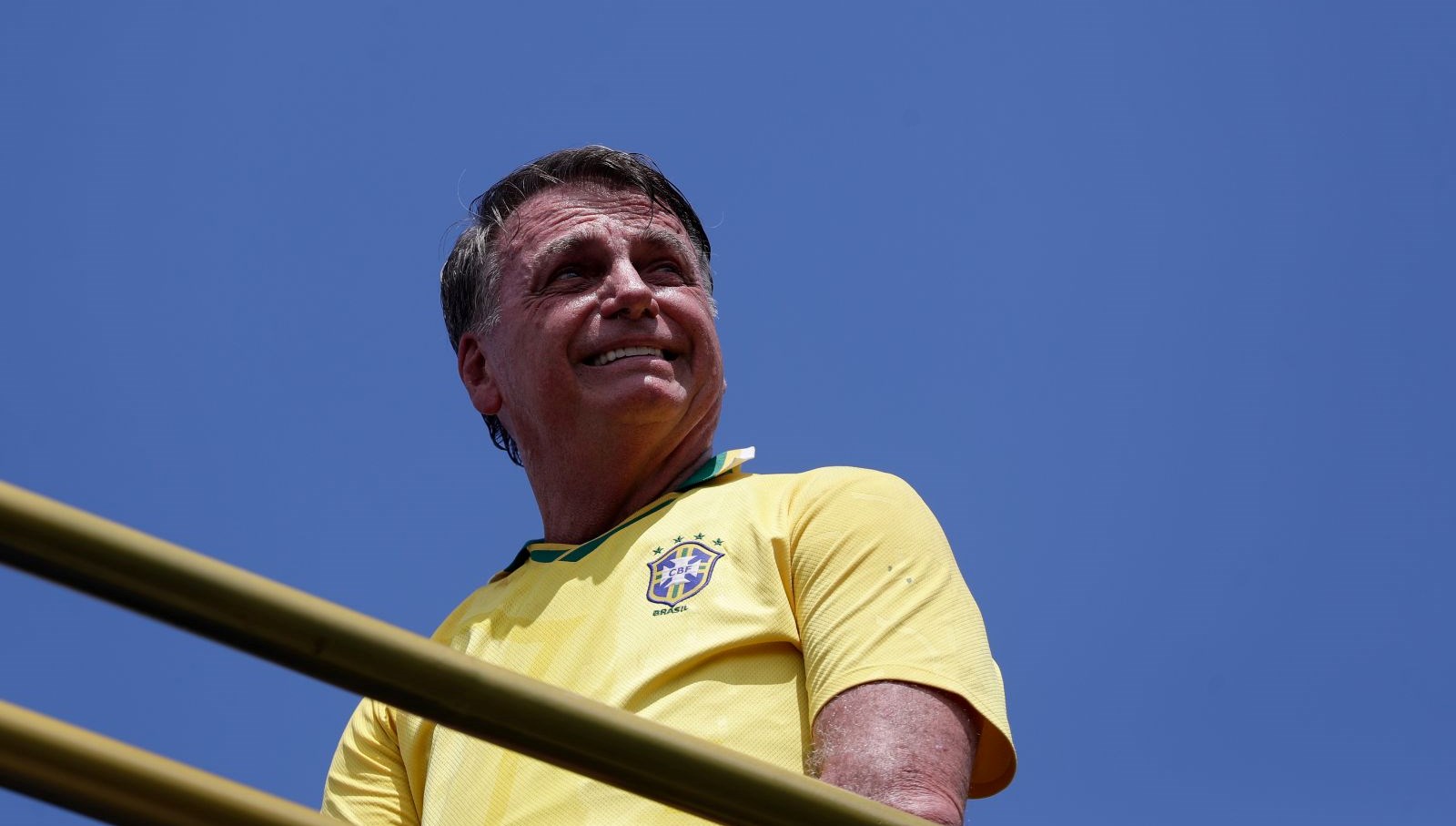 bicakli akin pesini birakmiyor bolsonaroya 12 saatlik ameliyat