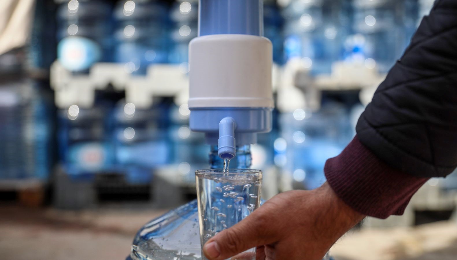 Bir bardak su, 1 lira 30 kuruşa doluyor: Depozito fiyatı 200 liraya kadar çıktı 71 bir bardak su 1 lira 30 kurusa doluyor depozito fiyati 200 liraya kadar cikti AFruzXMe