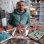 bir vilayette bu isi yapan tek kisi deri kullanarak sanata donusturuyor dB1v2HQO