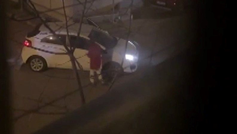 Boşanma Aşamasındaki Adam, Eşini Silahla Tehdit Ettikten Sonra İntihara Teşebbüs Etti 71 bosanma kademesindeki esini silahla tehdit edip intihara kalkisti nycqEXVU