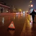 bursada kaza sonrasi yolda guvenlik tedbiri alan polise kamyonet carpti UFGKxzdp