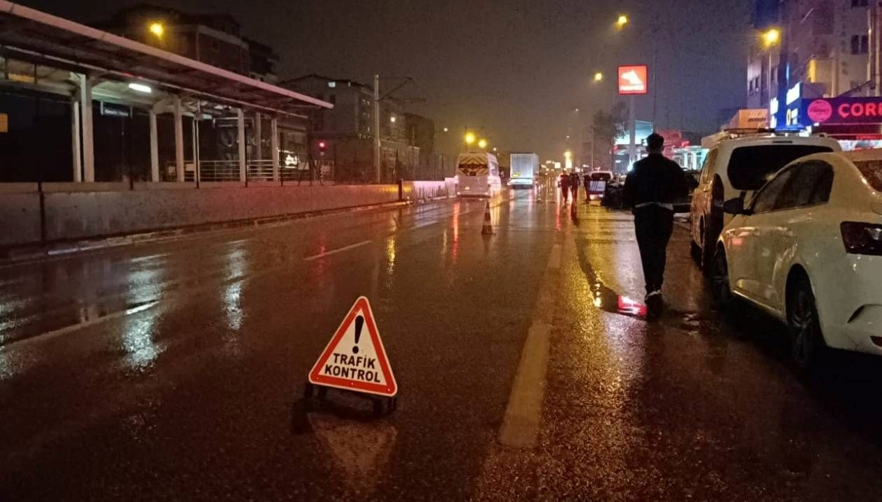 Bursa'da Feci Kaza: Güvenlik Önlemi Alan Polis Memuruna Kamyonet Çarptı 71 bursada kaza sonrasi yolda guvenlik tedbiri alan polise kamyonet carpti