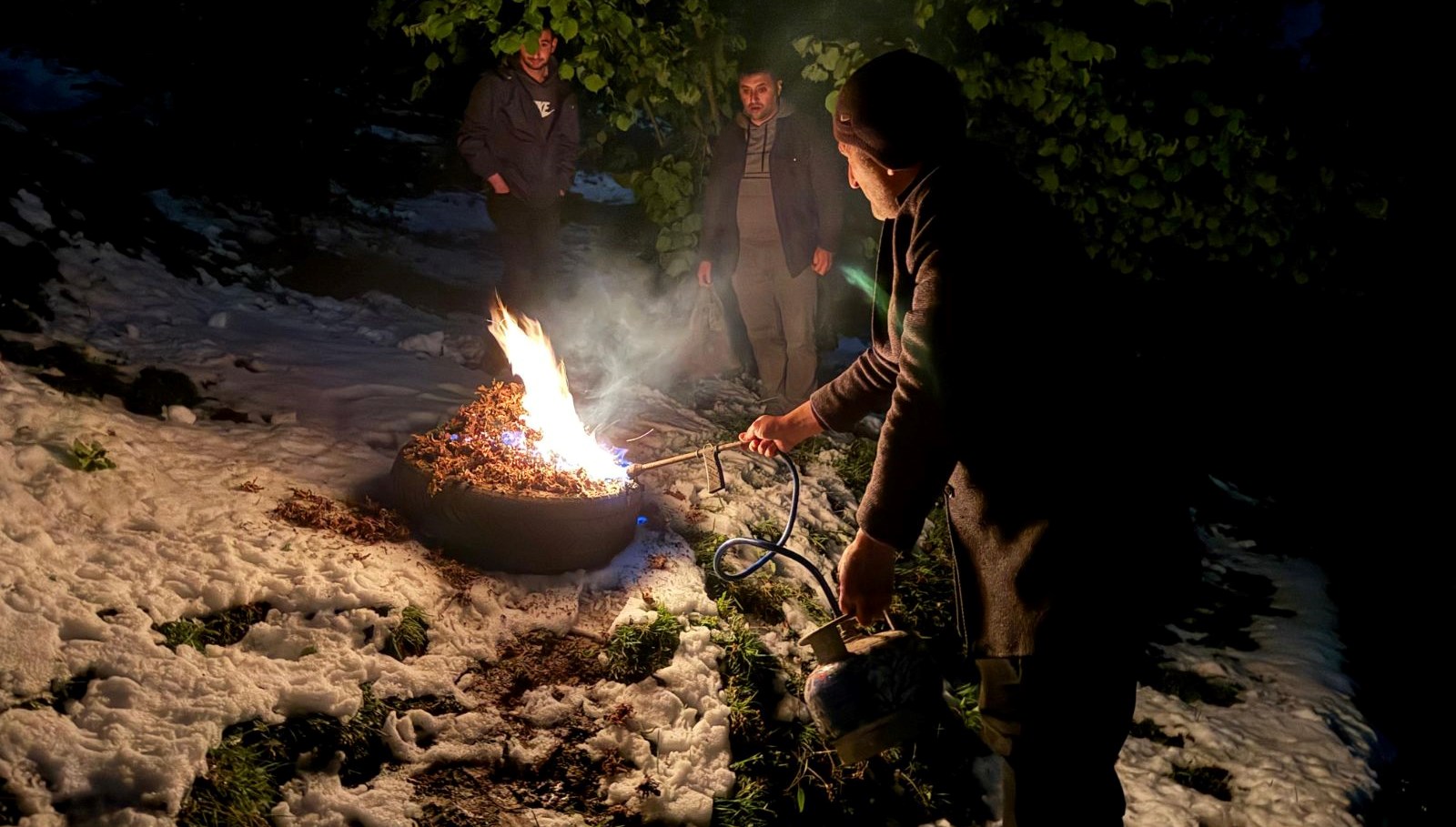 Bütün mahalle kaygı içinde: Nöbet tutup lastik yaktılar 71 butun mahalle kaygi icinde nobet tutup lastik yaktilar VTzQ2Obl