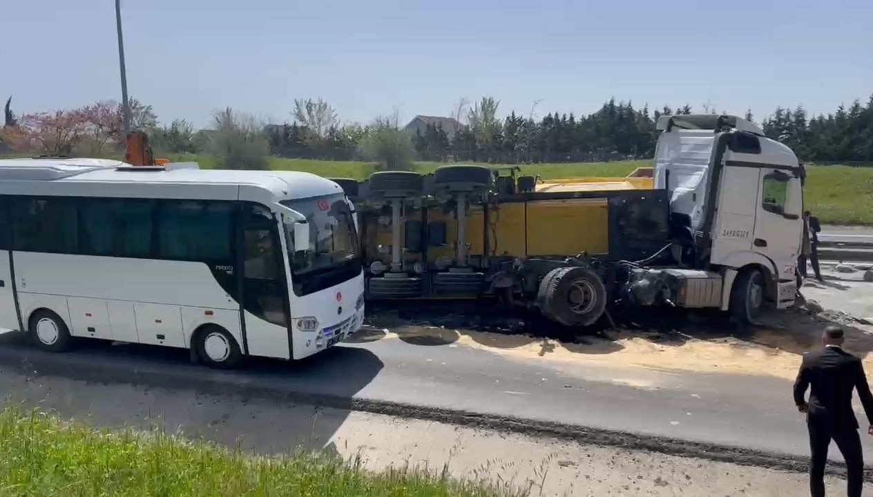 buyukcekmece tem otoyolunda trafik kazasi yol 3 saat kapali kaldi kilometrelerce kuyruk olustu 61ta3aCR