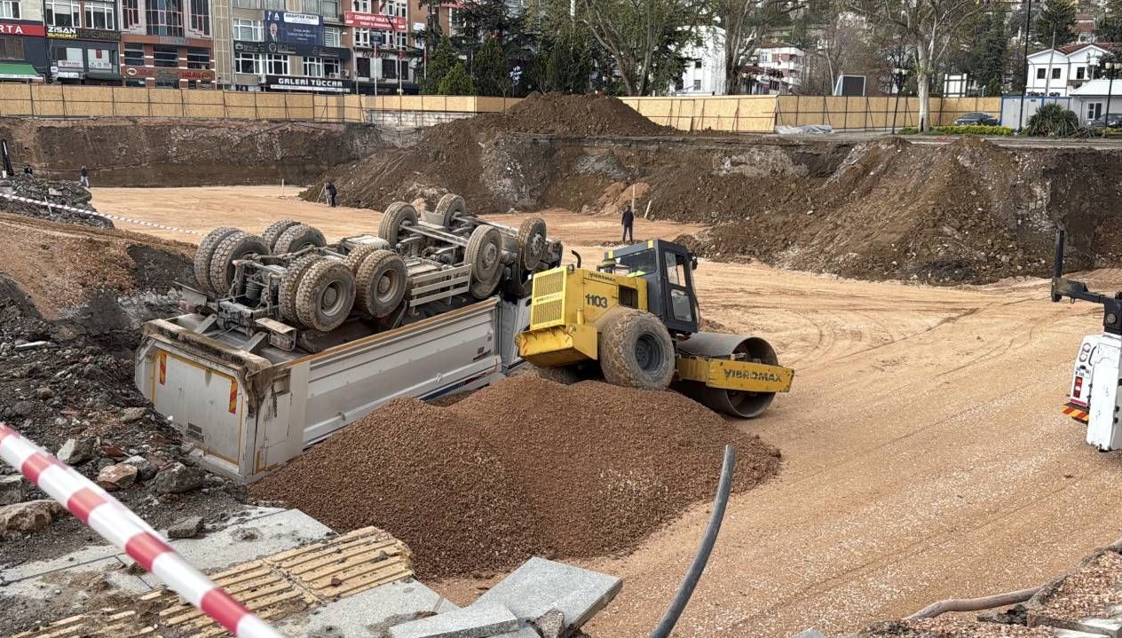 camura saplandi kamyonu ile 10 metre yuksekten dustu iemtcVOu