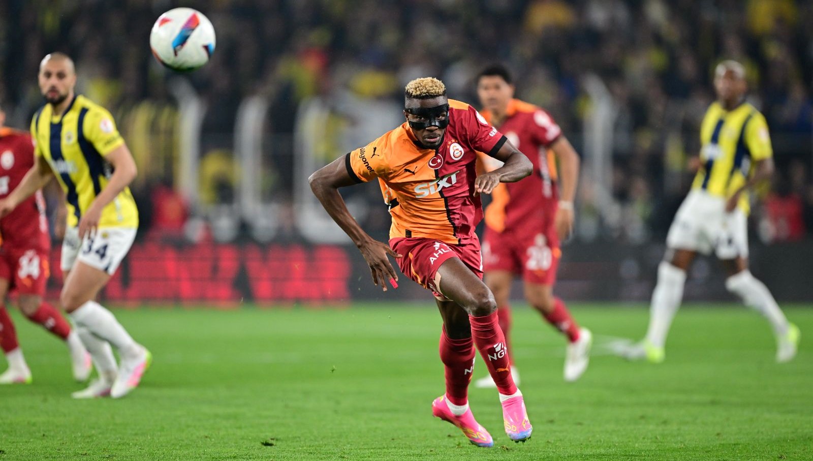 canli anlatim fenerbahce ile galatasaray derbisinde saha karisti oyun durdu bOyllnas