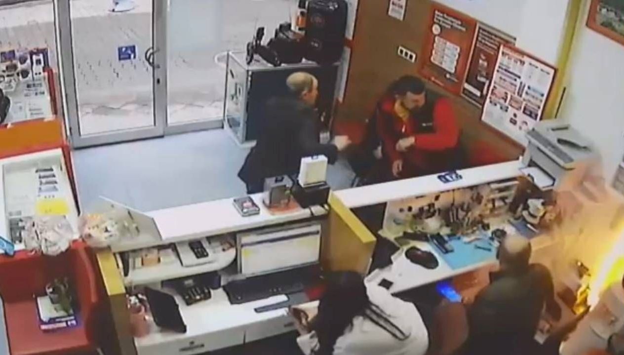 cep telefonu bomba uzere patladi JjcrVjdF