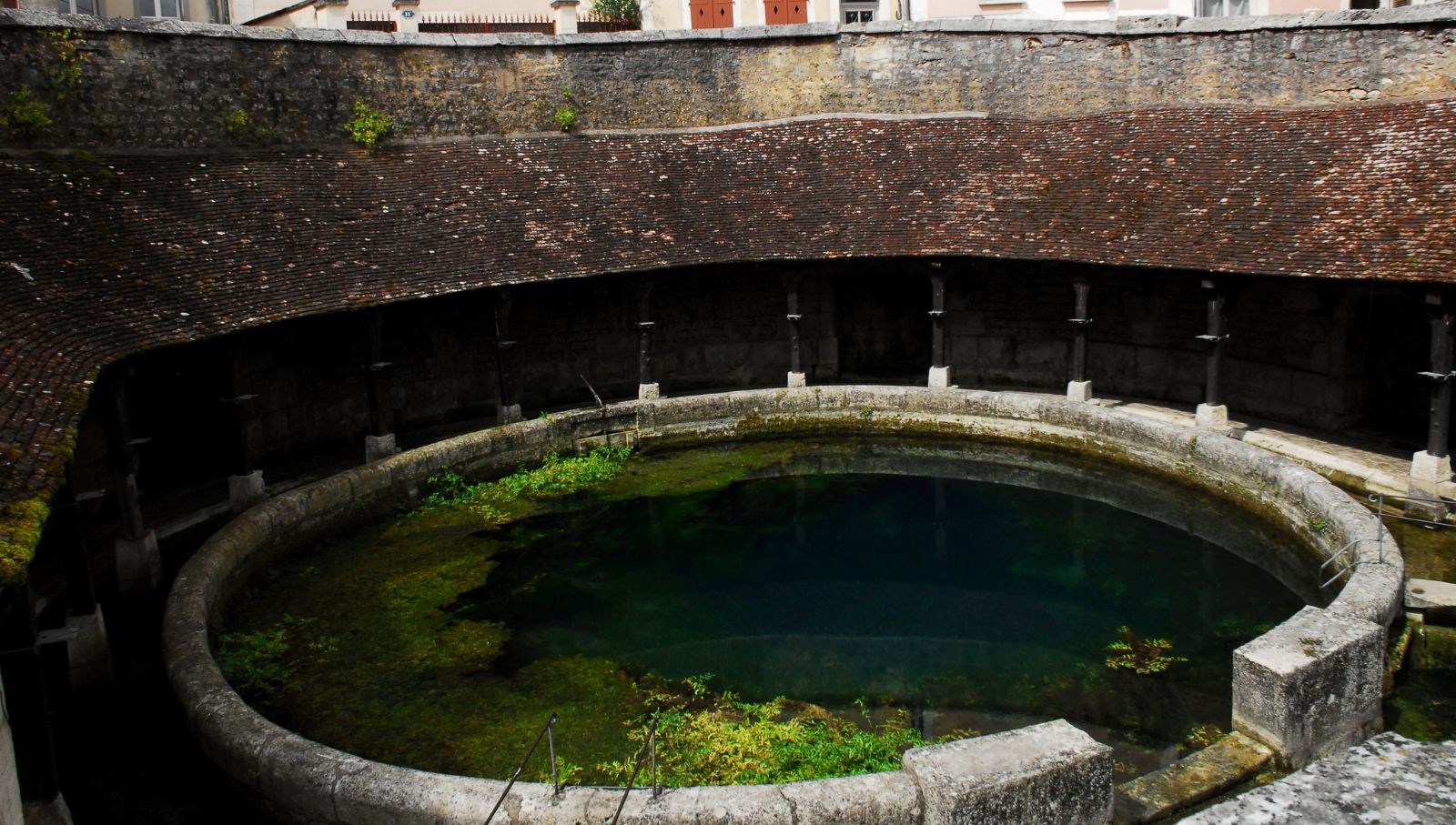 cesetlerin kayboldugu tabansiz magara oteki bir dunyaya acildigina inaniliyor CDIssQRD