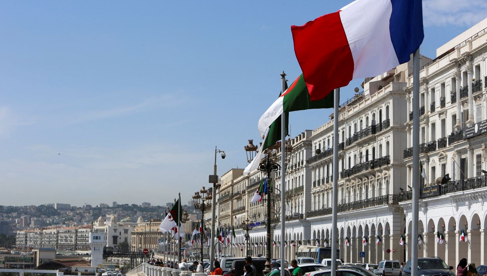 cezayirden fransanin 12 konsolosluk calisanina 2 gun muhlet ulkeyi terk edin MRUVSCEk
