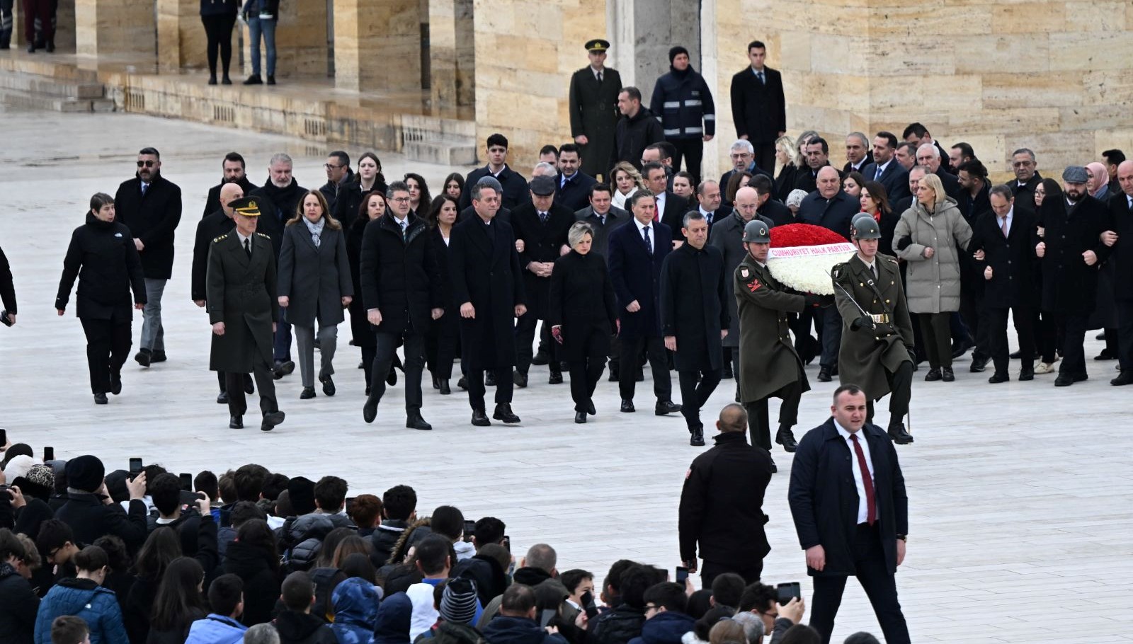 CHP Genel Başkanı Özel, yeni PM ve YDK üyeleriyle Anıtkabir'i ziyaret etti 71 chp genel baskani ozel yeni pm ve ydk uyeleriyle anitkabiri ziyaret etti QYTRcDG2
