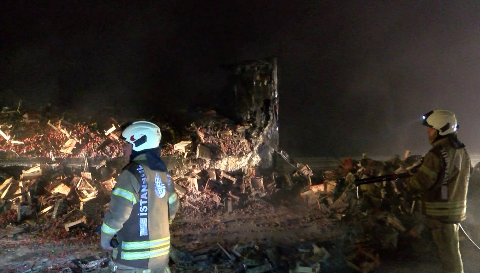 cilek yuklu tir alev alev yandi 6 ton meyve kul oldu