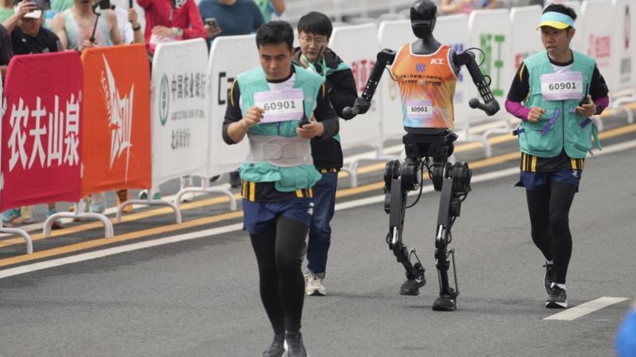 cinde tarihi yari maratonda insansi robotlar ilk kez insanlarla birlikte yaristi JibZdbtS