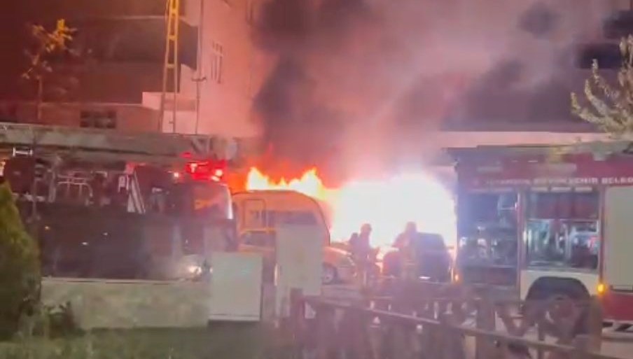 Cipte çıkan yangın beş araca daha sıçradı 71 cipte cikan yangin bes araca daha sicradi qBYZHTlE