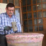 cirak olarak basladi yarim asirdir meslegi surduruyor yaptigi eserlerin 50 yil omru var U9RxGHAj