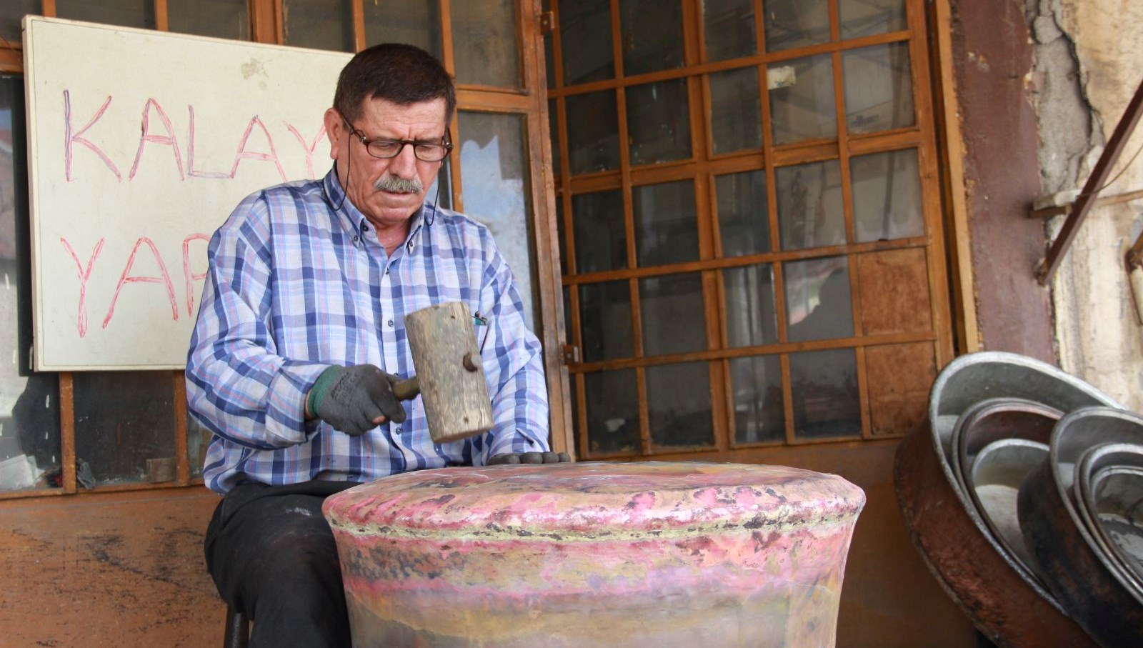 Çıraklıktan ustalığa yarım asır: Sanatına ömürlük imza atan zanaatkar 71 cirak olarak basladi yarim asirdir meslegi surduruyor yaptigi eserlerin 50 yil omru var