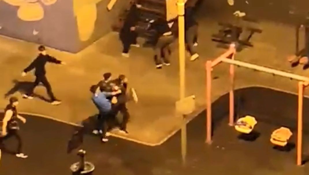 cocuk parkinda tekmeli yumruklu arbede KLDrEvlC