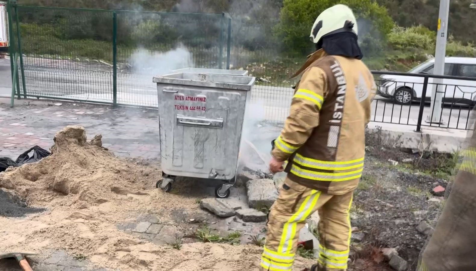 cop konteynerinden dumanlar cikti basaksehirde kimyasal unsur panik yaratti rBzQsAM7
