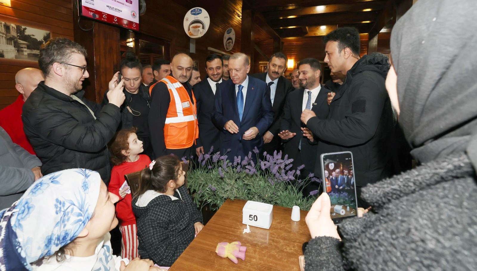 Cumhurbaşkanı Erdoğan geceyi dışarda geçiren vatandaşlarla sohbet etti 71 cumhurbaskani erdogan geceyi disarda geciren vatandaslarla sohbet etti cfa2fMeK