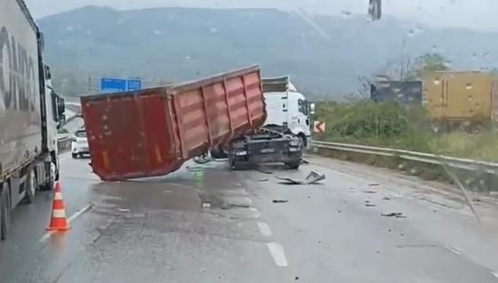 damperi acilan tir ust gecide carpti UeddgJ7W