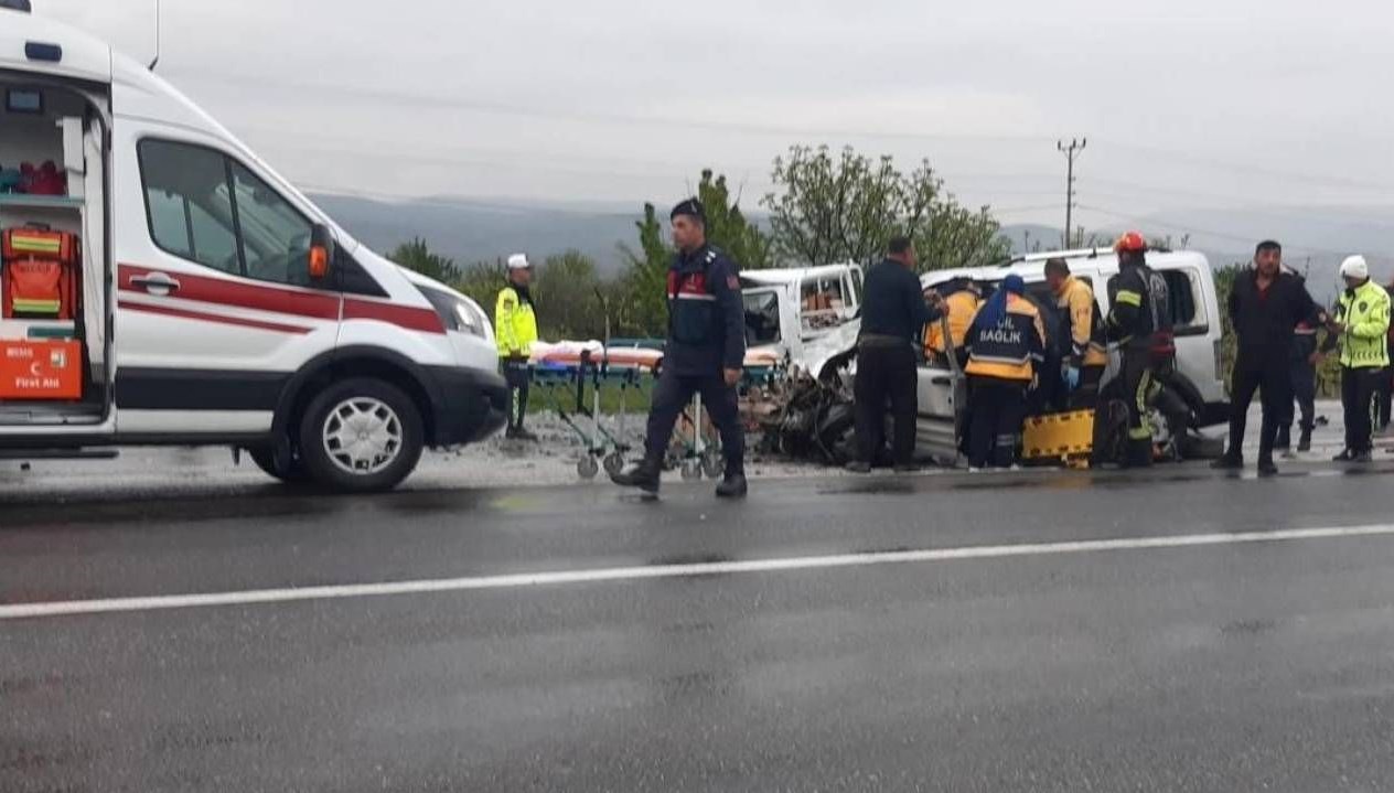 Denizli'de feci kaza: İki araç baş başa çarpıştı 71 denizlide feci kaza iki arac bas basa carpisti fFpRghcZ