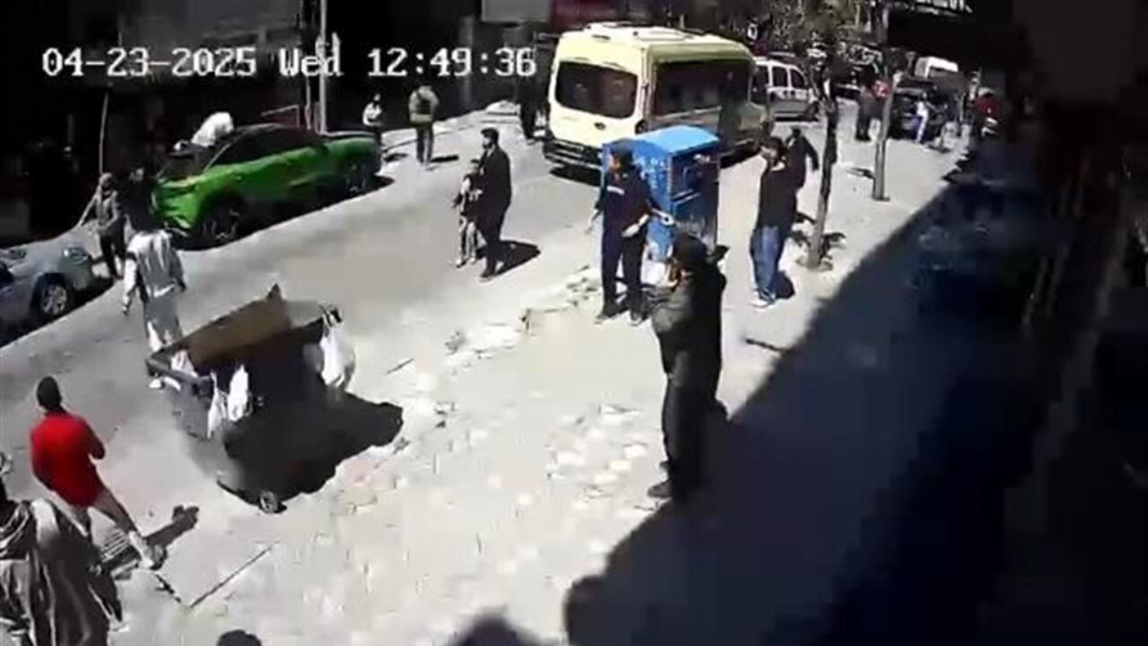 Deprem anında binanın 3'üncü katından atladı 71 deprem aninda binanin 3uncu katindan atladi WAYETlSH