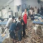 deprem aninda biri bayildi digeri yemek yemeye devam etti cE6evRVS