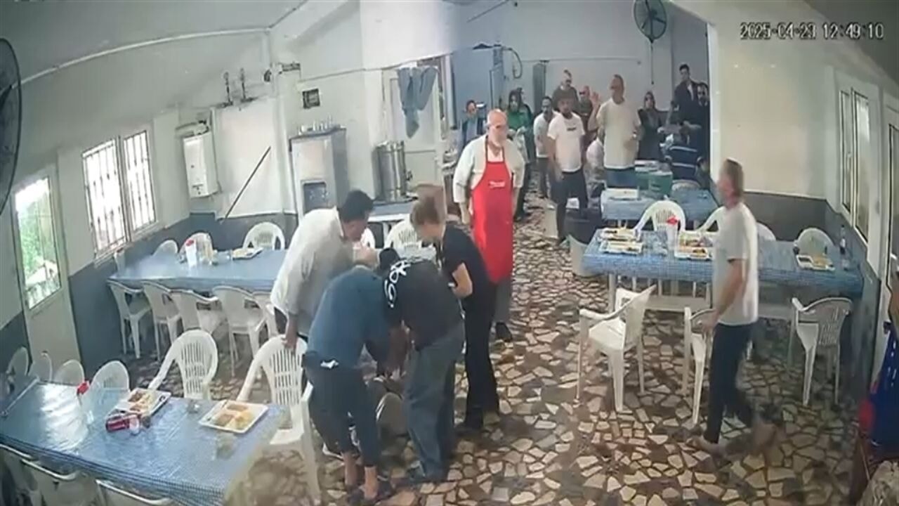 deprem aninda biri bayildi digeri yemek yemeye devam etti cE6evRVS