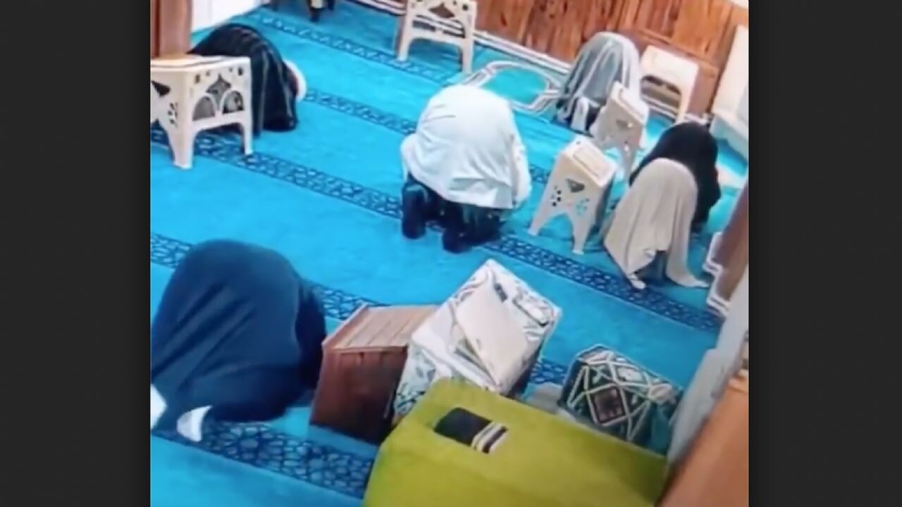 deprem aninda secdeye kapandilar YsHKdzGy