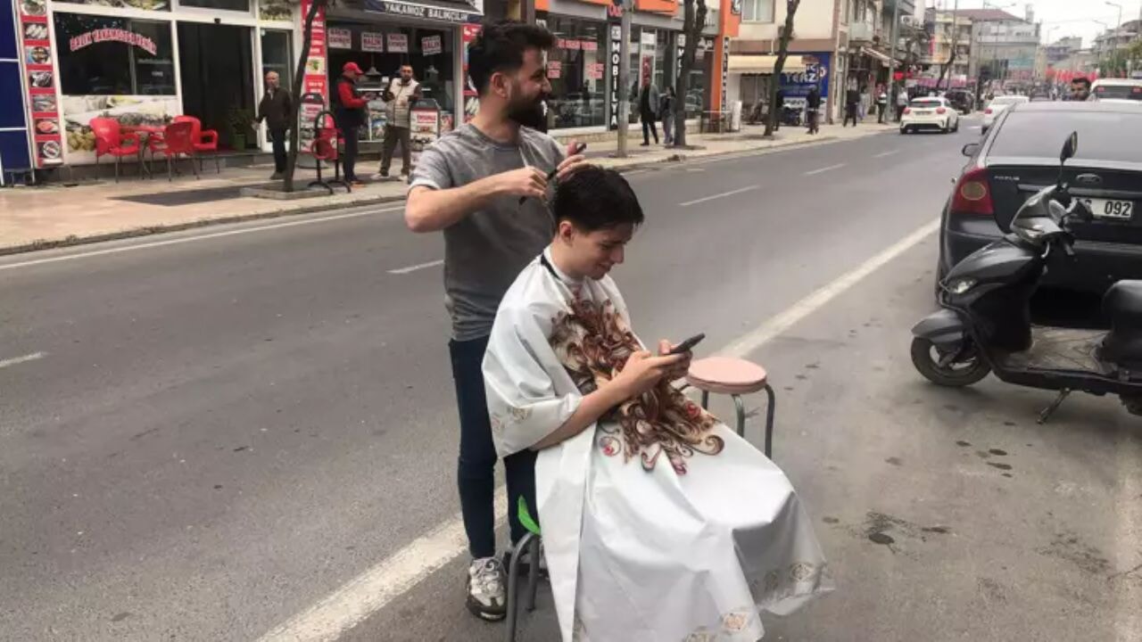 Deprem nedeniyle yarım kalan tıraşı dışarıda bitirdi 71 deprem nedeniyle yarim kalan tirasi disarida bitirdi