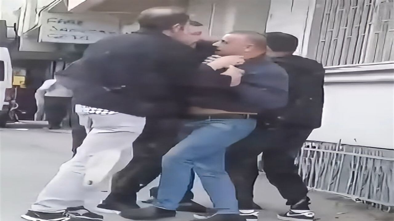 Depremde sokağa çıkan komşular arasında kavga 71 depremde sokaga cikan komsular arasinda kavga